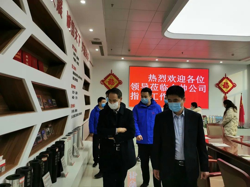 各位領(lǐng)導(dǎo)參觀金帥防水產(chǎn)品展柜↑